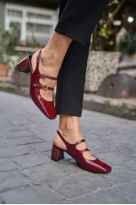 Chaussures à talons ouverts et à bande détaillée en cuir verni bordeaux