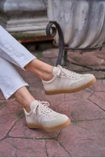 Baskets beiges avec détail logo