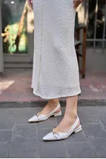 Ballerines blanches détaillées avec accessoires