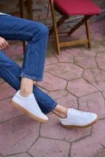Baskets blanches à semelles rétro détaillées