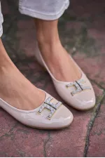 Ballerines à semelle plate et boucle en cuir verni beige