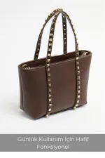 Sac à main et à bandoulière en cuir synthétique marron pour femme, petit format, avec boucle et détails cloutés Sac à main et à bandoulière en cuir synthétique marron pour femme, petit format, avec boucle et détails cloutés