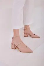 Chaussures à talons et bride arrière avec ceinture en vison