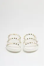 Chaussons tendance blancs à clous dorés