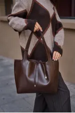 Sac à main et à bandoulière en daim souple avec détails en dentelle marron