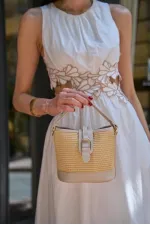 Sac à main et à bandoulière à boucle au design moderne en paille crème