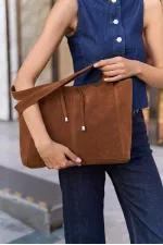 Sac à main et à bandoulière en daim souple avec détails en dentelle en daim beige
