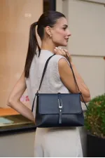 Sac à main et bandoulière noir avec boucle dorée Merry Sac à main et bandoulière noir avec boucle dorée Merry