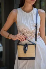 Sac à main et bandoulière moderne en paille noire avec boucle