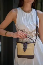 Sac à main et à bandoulière à boucle au design moderne en paille marron