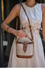 Sac à main et bandoulière à boucle au design moderne en toile beige
