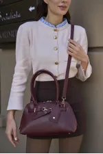 Sac rétro avec accessoires dorés, sac à main et sac bandoulière, bordeaux