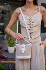 Sac à main et à bandoulière en toile blanche au design moderne avec boucle