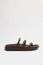 Chaussons tendance marron avec détails clous dorés Chaussons tendance marron avec détails clous dorés