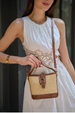 Sac à main et à bandoulière à boucle au design moderne, en osier beige