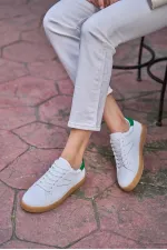 Baskets rétro à semelles détaillées blanches et vertes Baskets rétro à semelles détaillées blanches et vertes