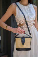 Sac à main et bandoulière moderne en paille noire avec boucle