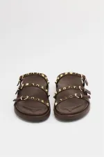 Chaussons tendance marron avec détails clous dorés Chaussons tendance marron avec détails clous dorés