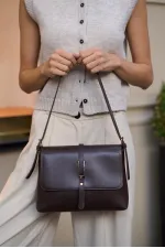 Sac à main et bandoulière marron avec boucle dorée Merry Sac à main et bandoulière marron avec boucle dorée Merry