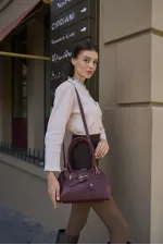 Sac rétro avec accessoires dorés, sac à main et sac bandoulière, bordeaux