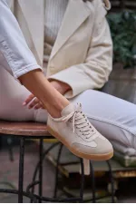 Baskets beiges avec détail logo