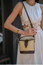 Sac à main et à bandoulière à boucle au design moderne en paille marron