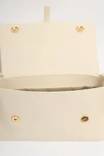 Sac à main et bandoulière crème avec boucle dorée détaillée Sac à main et bandoulière crème avec boucle dorée détaillée