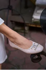 Ballerines à semelle plate et boucle en cuir verni beige