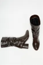 Bottes à talons en crocodile marron pour femme avec détails froncés