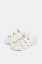 Chaussons tendance blancs à clous dorés