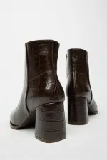 Bottes et bottines en crocodile marron