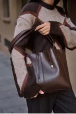 Sac à main et à bandoulière en daim souple avec détails en dentelle marron
