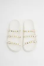 Chaussons tendance blancs à clous dorés