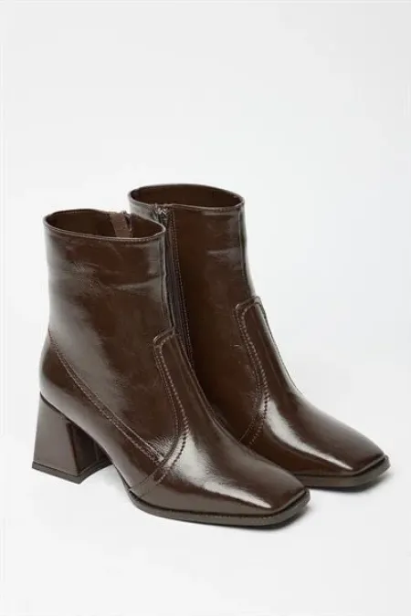 Bottes et bottines à talons plats en cuir verni marron pour femme – Fermeture éclair, style décontracté Bottes et bottines à talons plats en cuir verni marron pour femme – Fermeture éclair, style décontracté