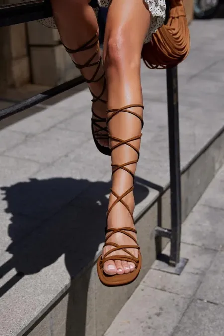 Sandales bouffantes à lacets couleur camel Sandales bouffantes à lacets couleur camel