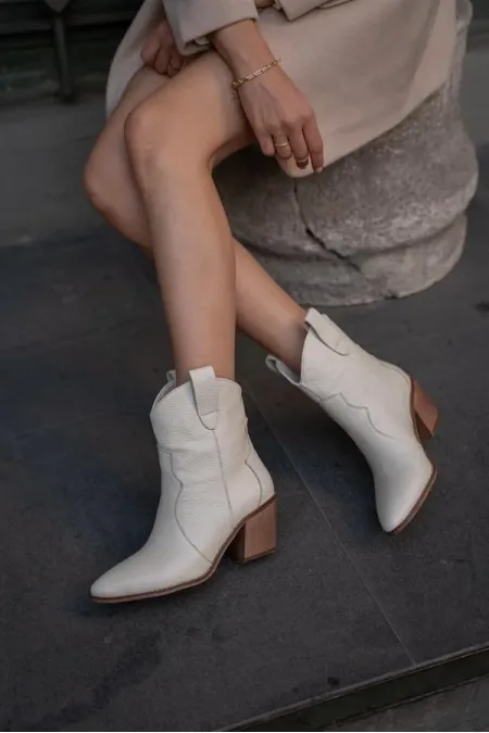 Bottes de cowboy brodées et à talons en cuir véritable beige
