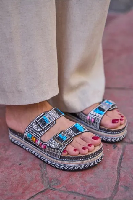 Chaussons à plateforme avec boucle et détails en pierres et perles, noirs