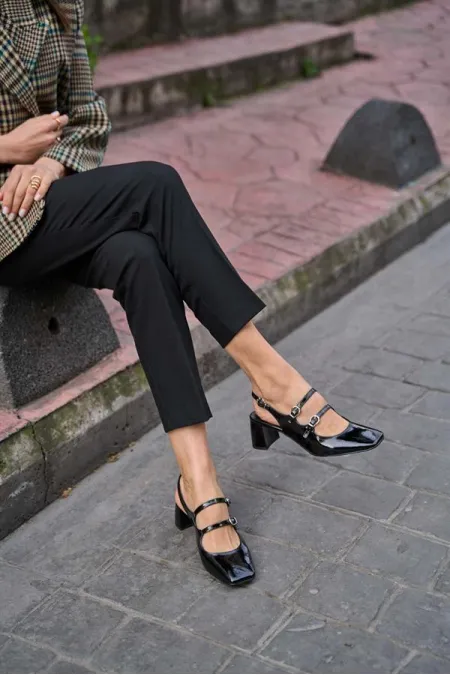 Chaussures à talons ouvertes en cuir verni noir avec détail de bande Chaussures à talons ouvertes en cuir verni noir avec détail de bande