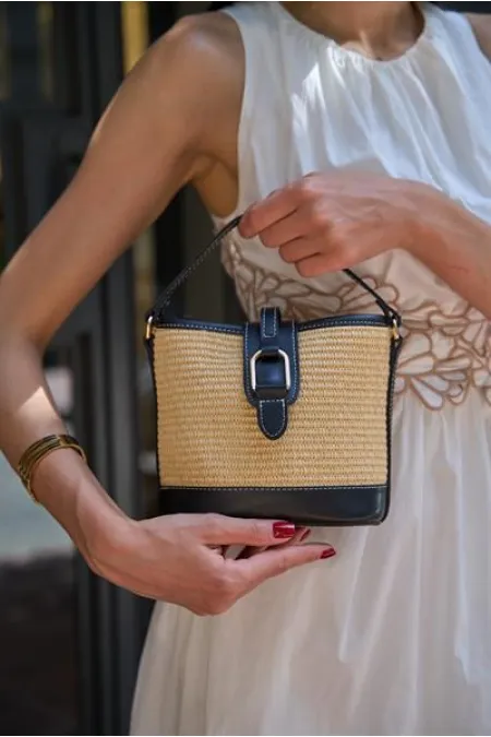 Sac à main et bandoulière moderne en paille noire avec boucle Sac à main et bandoulière moderne en paille noire avec boucle