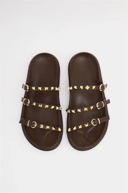 Chaussons tendance marron avec détails clous dorés