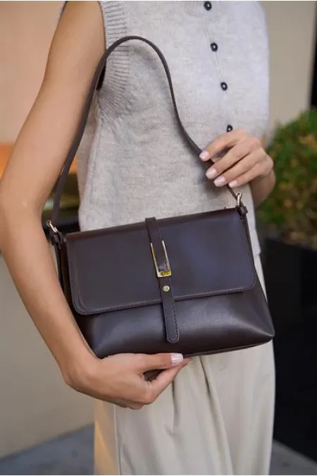Sac à main et bandoulière marron avec boucle dorée Merry Sac à main et bandoulière marron avec boucle dorée Merry