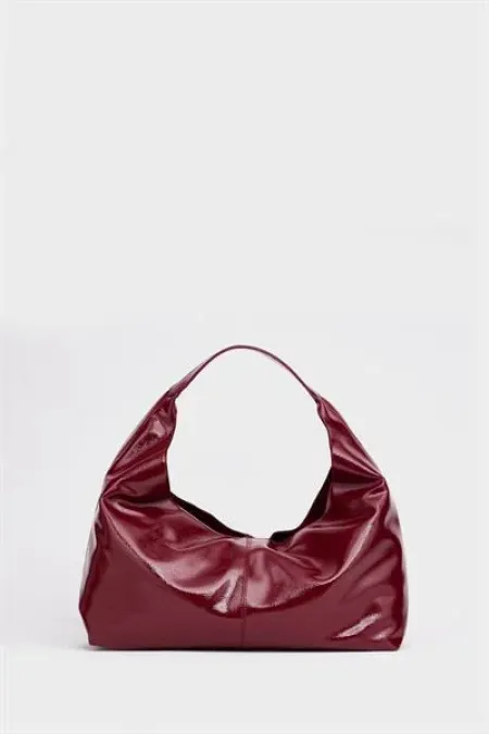 Sac à main et bandoulière en cuir verni brillant bordeaux Sac à main et bandoulière en cuir verni brillant bordeaux