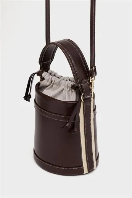 Sac seau marron pour femme avec coutures contrastées et design à porter à la main et à l'épaule