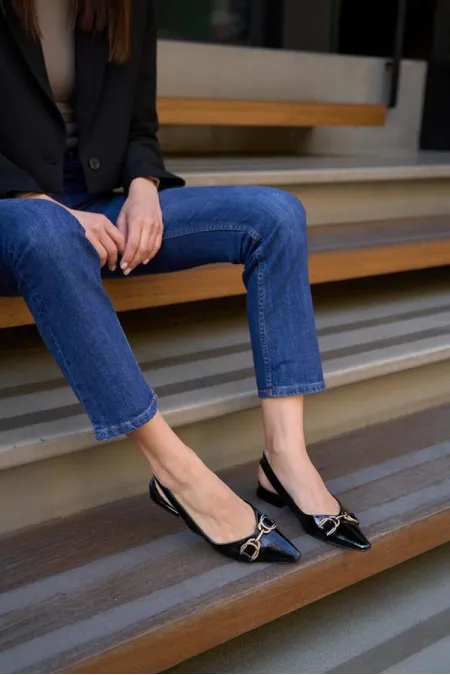 Ballerines détaillées en cuir verni noir