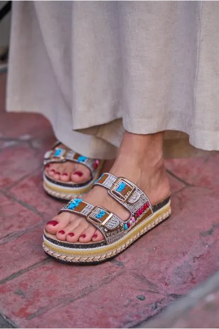 Chaussons à plateforme avec boucle et détails en pierres et perles, beige