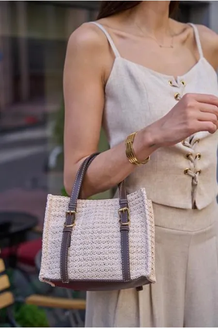 Sac à main et à bandoulière en osier avec boucle détaillée, couleur crème et marron Sac à main et à bandoulière en osier avec boucle détaillée, couleur crème et marron