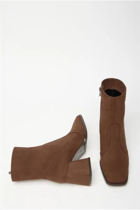 Bottes et bottines à talons plats en daim marron pour femme – Fermeture éclair, style décontracté Bottes et bottines à talons plats en daim marron pour femme – Fermeture éclair, style décontracté