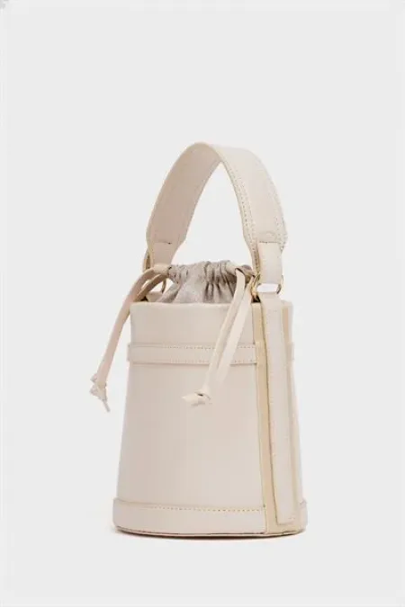 Sac seau à main et à bandoulière avec coutures contrastées beige