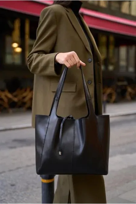Sac à main et à bandoulière en daim souple avec détails en dentelle noir