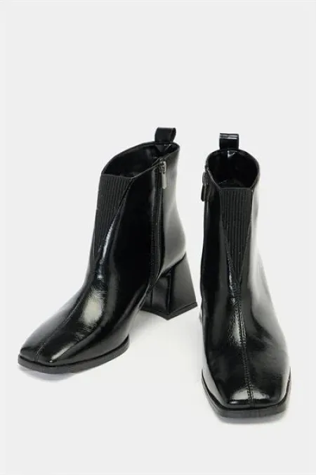 Bottes courtes à talons et bout émoussé en cuir verni – Cuir brillant Forme moderne Cuir verni noir Bottes courtes à talons et bout émoussé en cuir verni – Cuir brillant Forme moderne Cuir verni noir